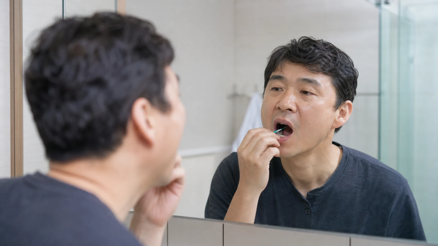 어금니 크라운 통증 치료 과정과 재료 확인 장면