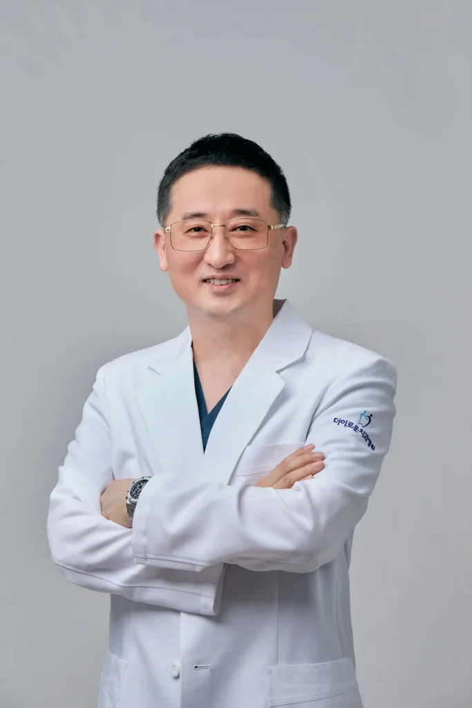 흰 가운을 입은 더이로운치과의원 원장 프로필 사진